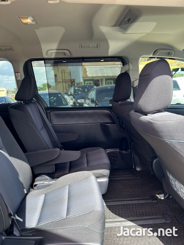 Toyota Voxy 2,0L 2014-3