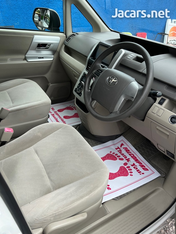 Toyota Noah 2,0L 2011-3
