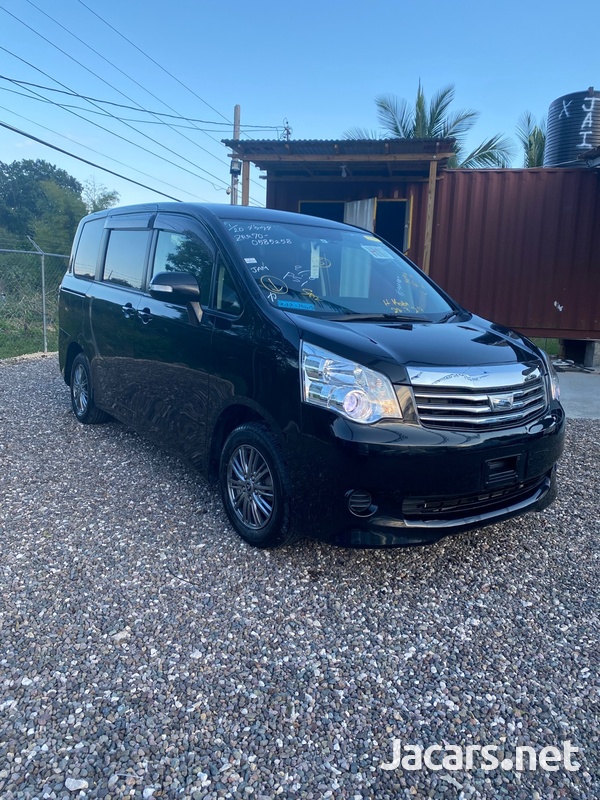 Toyota Noah 2,0L 2013-1