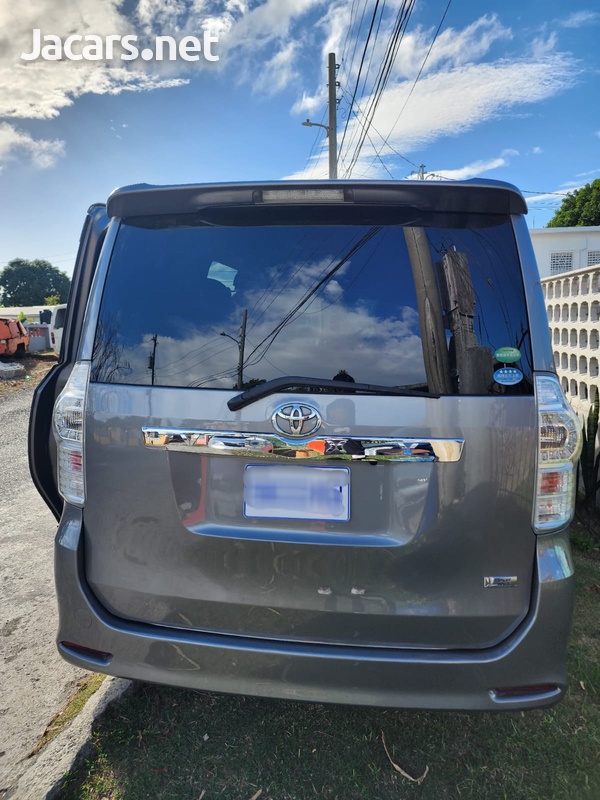 Toyota Voxy 2,0L 2013-1