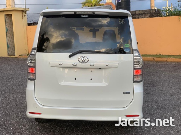 Toyota Voxy 2,0L 2012-6