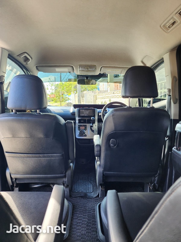 Toyota Voxy 2,0L 2013-6