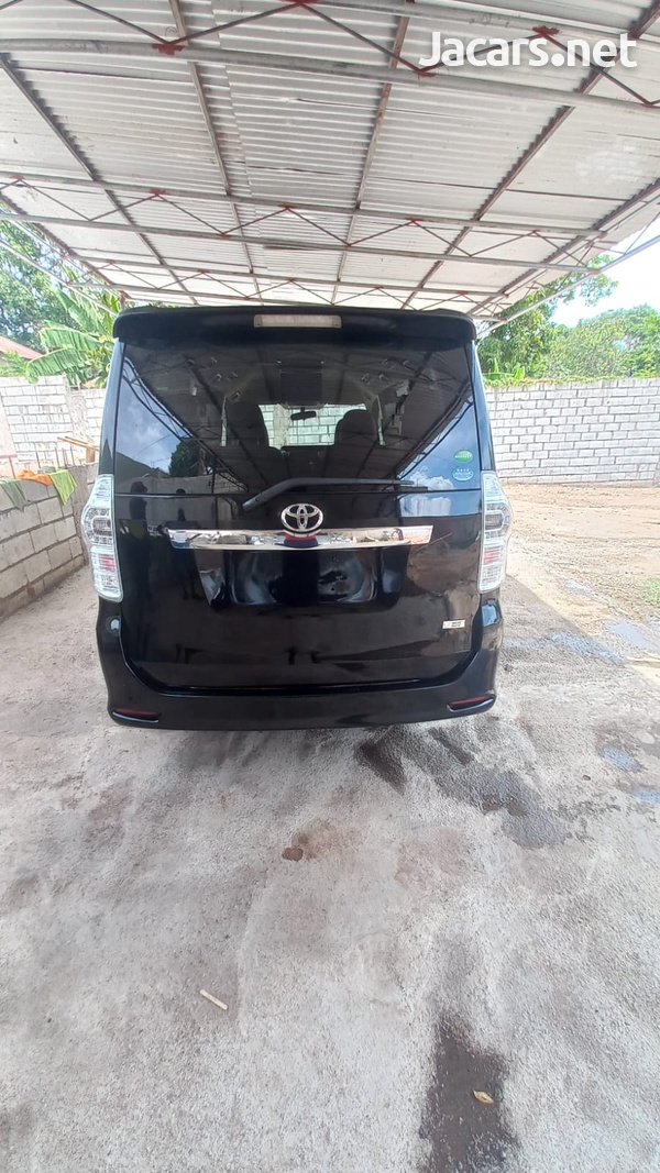 Toyota Voxy 2,0L 2013-8
