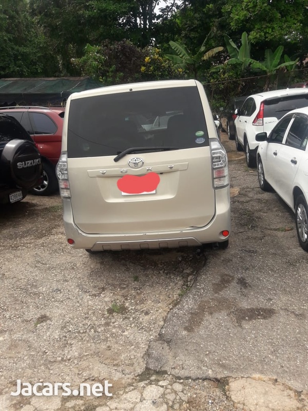 Toyota Voxy 2,0L 2010-6