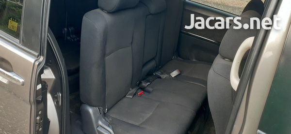 Toyota Isis 1,8L 2011-5