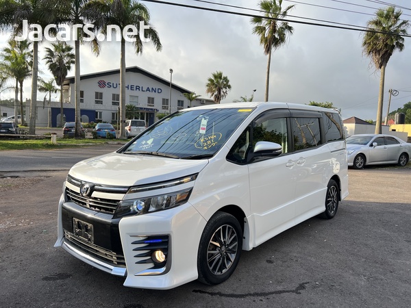 Toyota Voxy 2,0L 2015-1