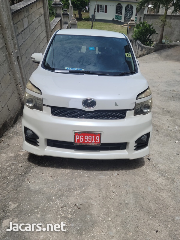 Toyota Voxy 2,0L 2010-4