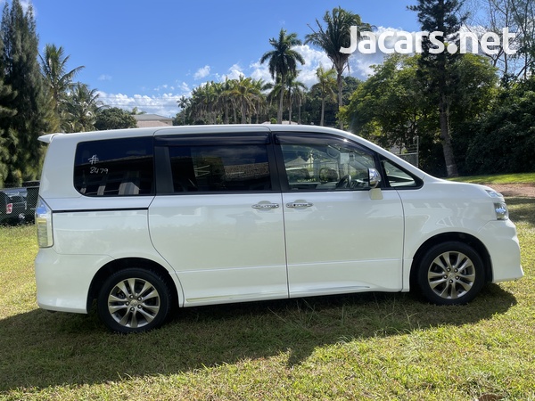 Toyota Voxy 2,0L 2013-5
