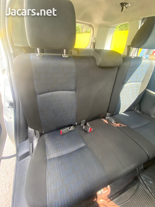 Toyota Isis 1,9L 2014-7