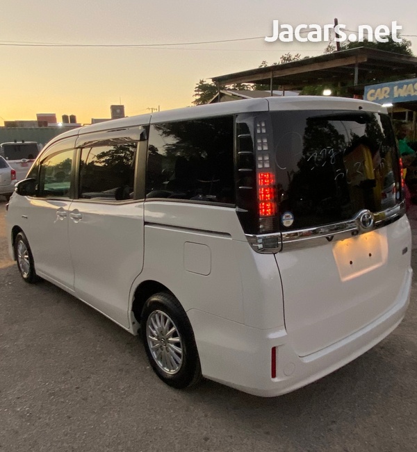 Toyota Voxy 2,0L 2014-5