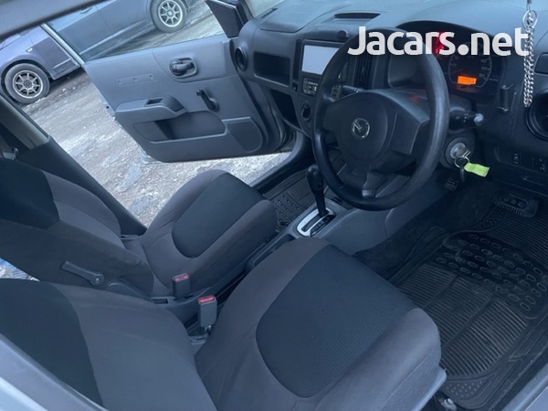 Mazda Familia 1,5L 2014-6