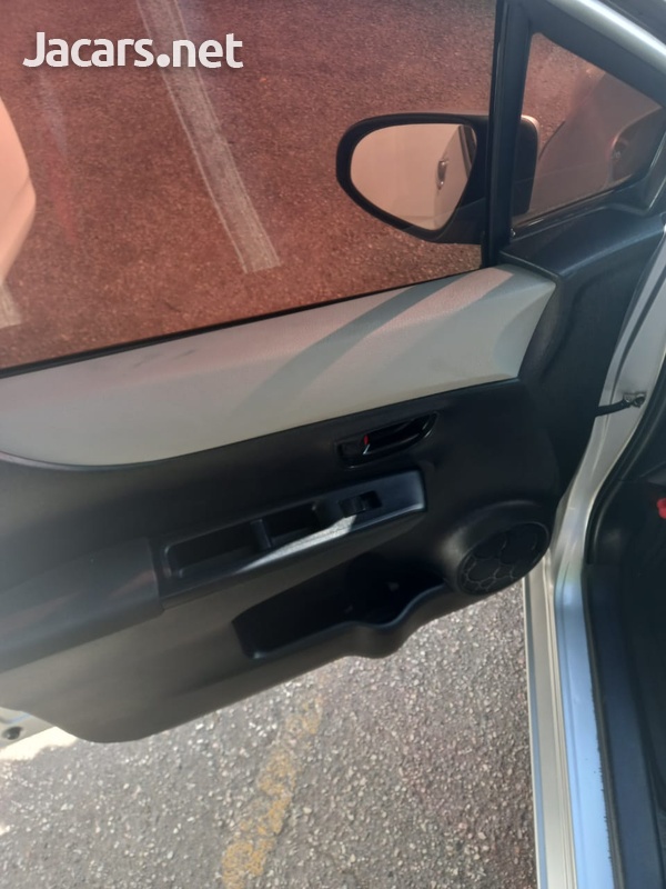 Toyota Vitz 1,3L 2013-12