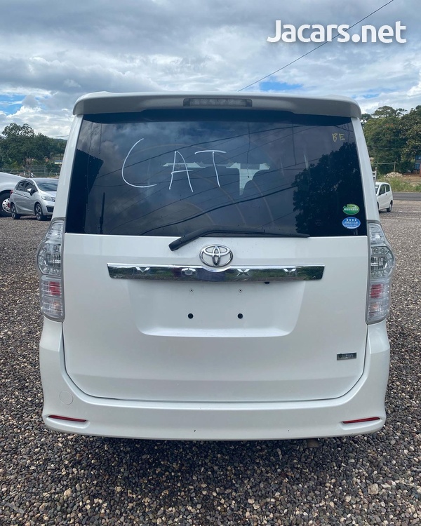 Toyota Voxy 2,0L 2012-9