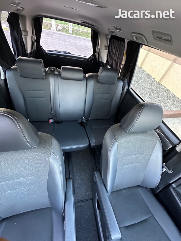 Toyota Voxy 2,0L 2013-7