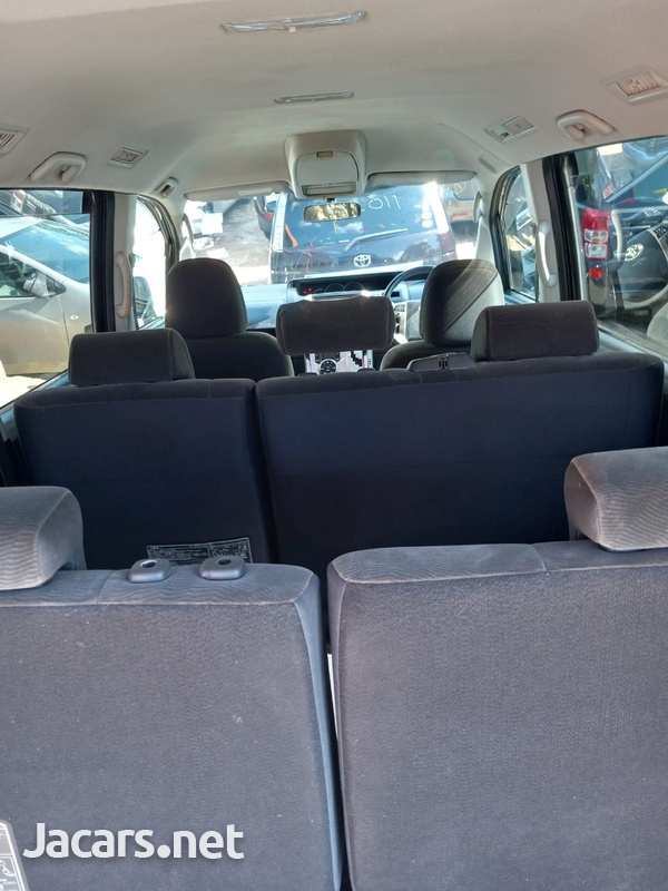 Toyota Voxy 2,0L 2010-3