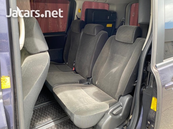 Toyota Voxy 2,0L 2013-8