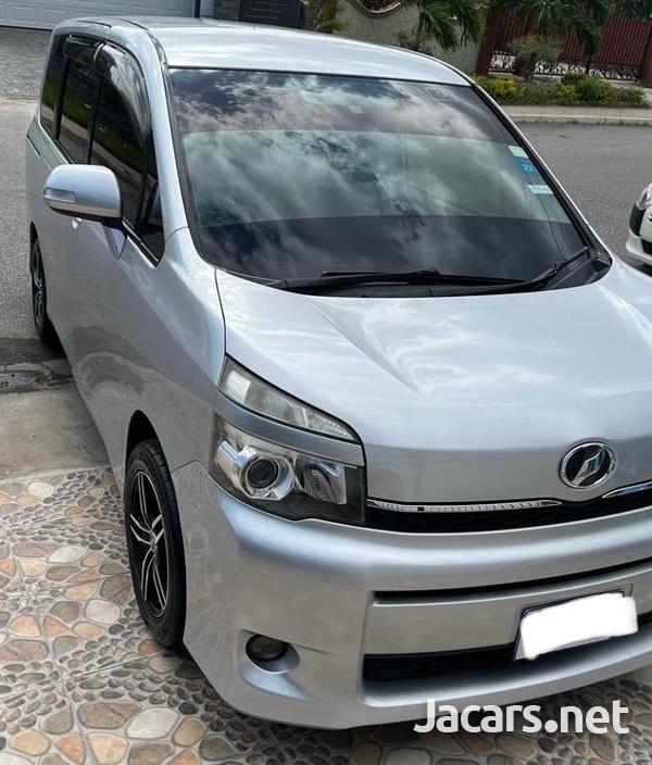 Toyota Voxy 1,9L 2012-3