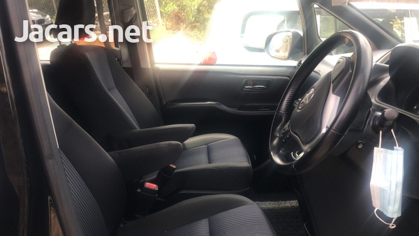Toyota Voxy 2,0L 2016-7