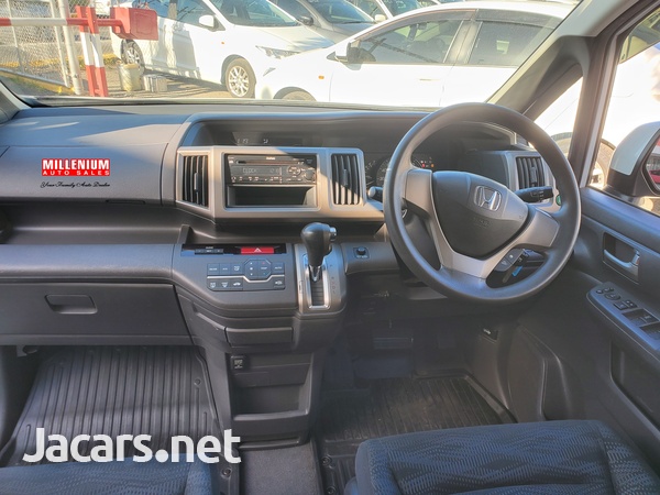Honda Stepwgn 2,0L 2015-7