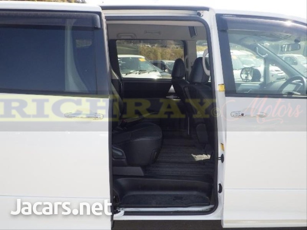 Toyota Voxy 2,0L 2013-15