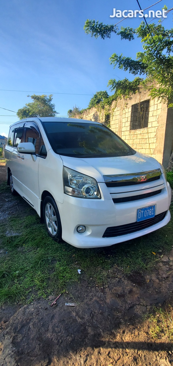 Toyota Noah 2,5L 2010-1