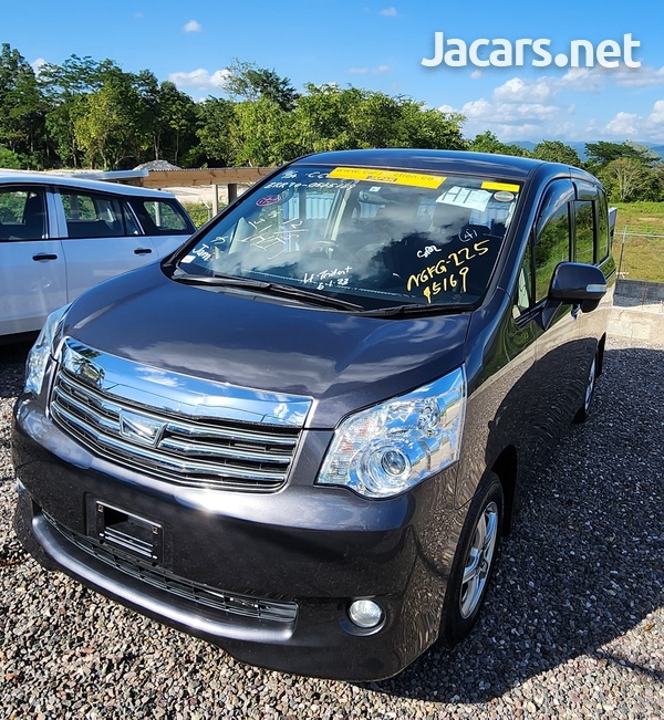 2013 Toyota Noah-1
