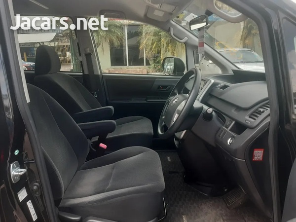 Toyota Voxy 2,0L 2013-6