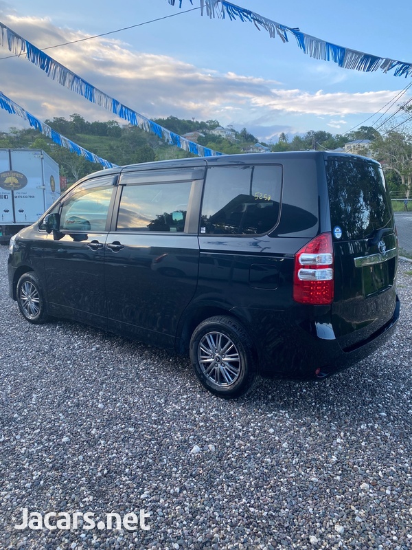 Toyota Noah 2,0L 2013-5