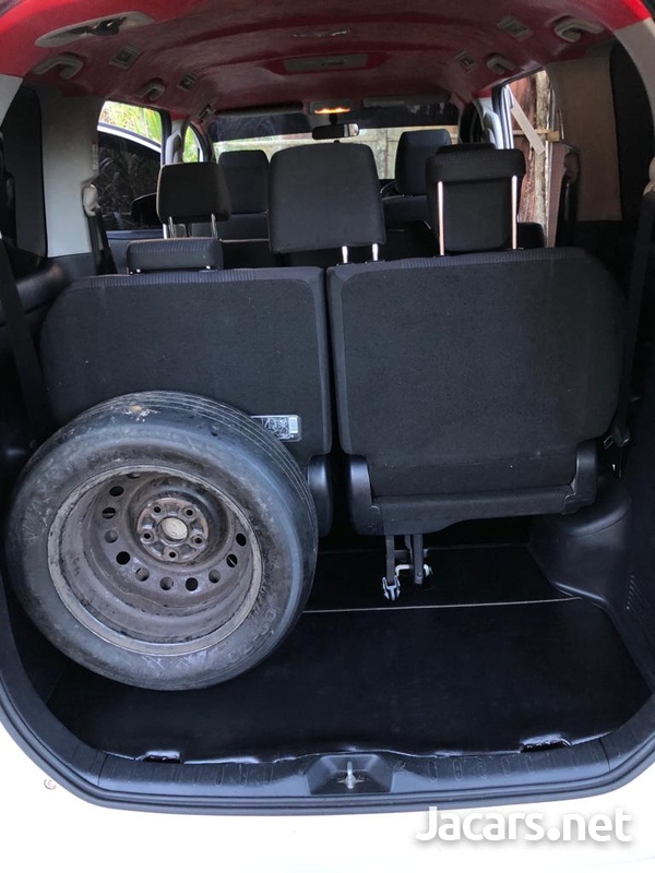 Toyota Voxy 1,8L 2015-7