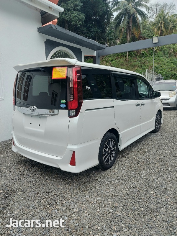 Toyota Noah 2,0L 2014-4