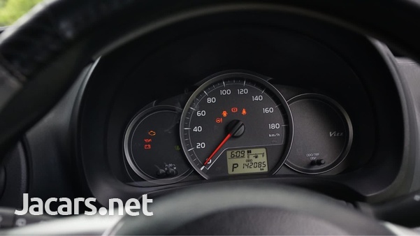 Toyota Vitz 1,0L 2013-3