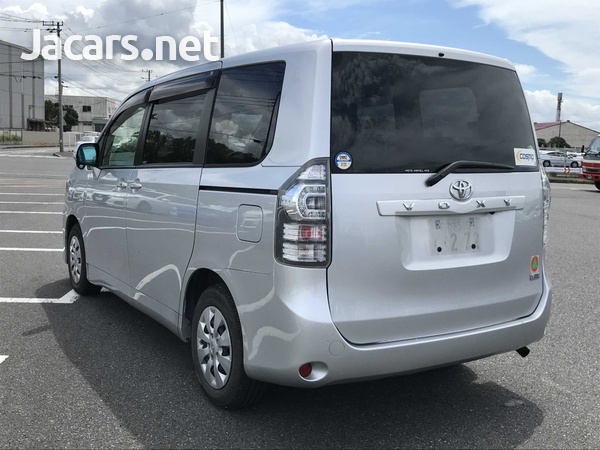 Toyota Voxy 2,0L 2013-3