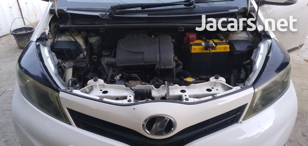 Toyota Vitz 1,0L 2012-1