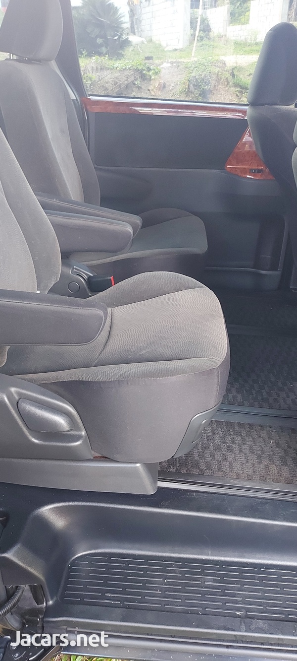 Toyota Voxy 2,0L 2010-9