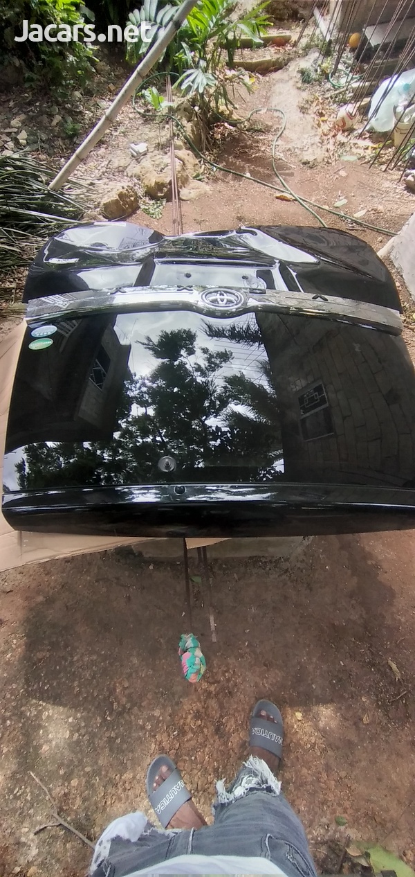 Damage 2014 Toyota Voxy trunk any reasonable offers will be accepted-5
