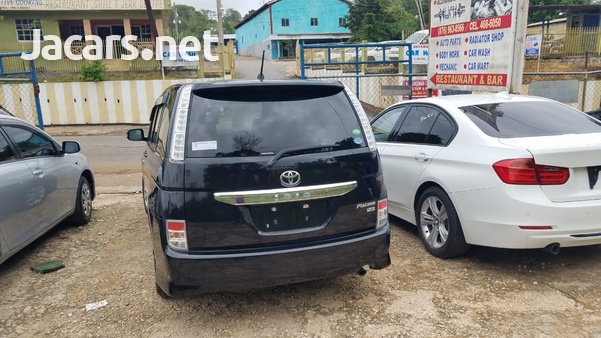 Toyota Isis 2,0L 2013-4
