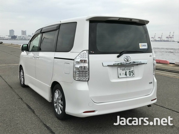 Toyota Noah 2,0L 2013-4