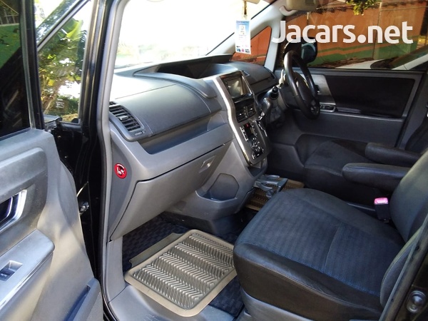 2010 Toyota Voxy-8