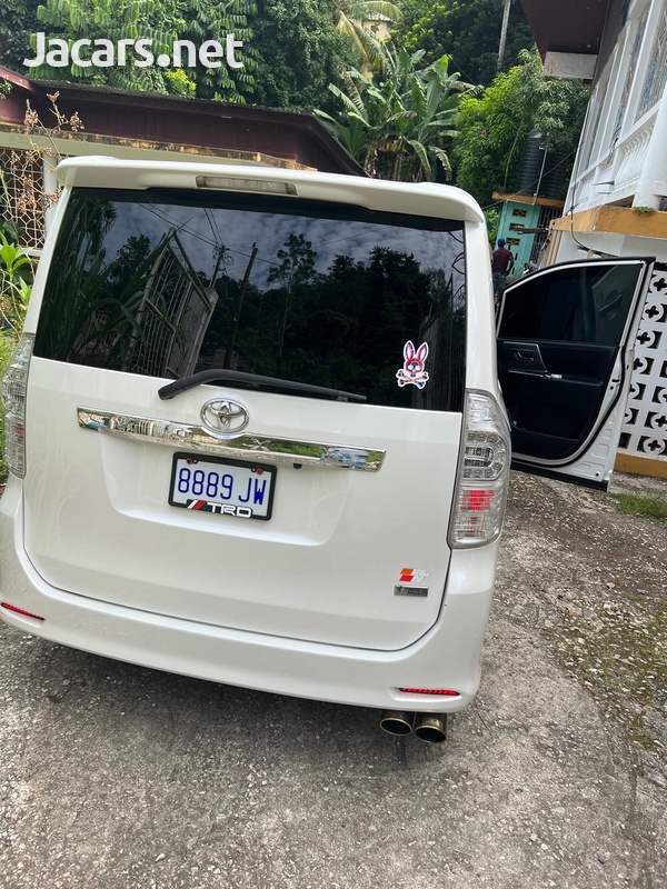 Toyota Voxy 2,0L 2011-6
