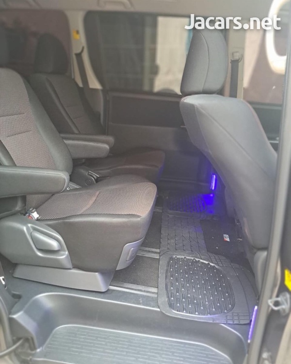 Toyota Noah 2,0L 2012-6