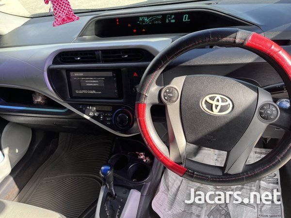 Toyota Aqua 1,5L 2012-6