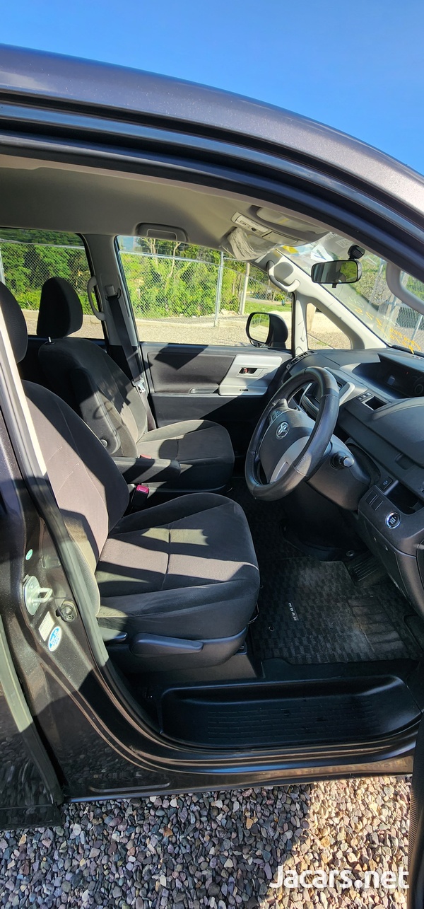 2013 Toyota Noah-7