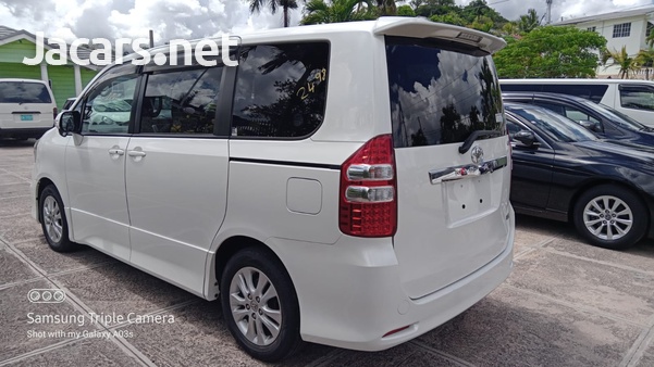 Toyota Noah 2,0L 2013-4