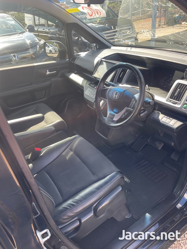 Honda Stepwgn Spada 2,0L 2013-9