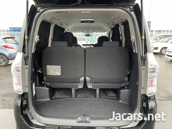 Toyota Voxy 2,0L 2013-4