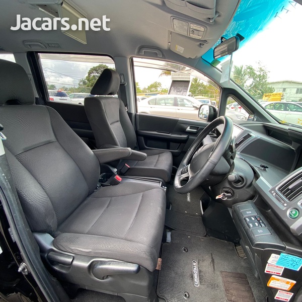 Honda Stepwgn 2,0L 2013-8