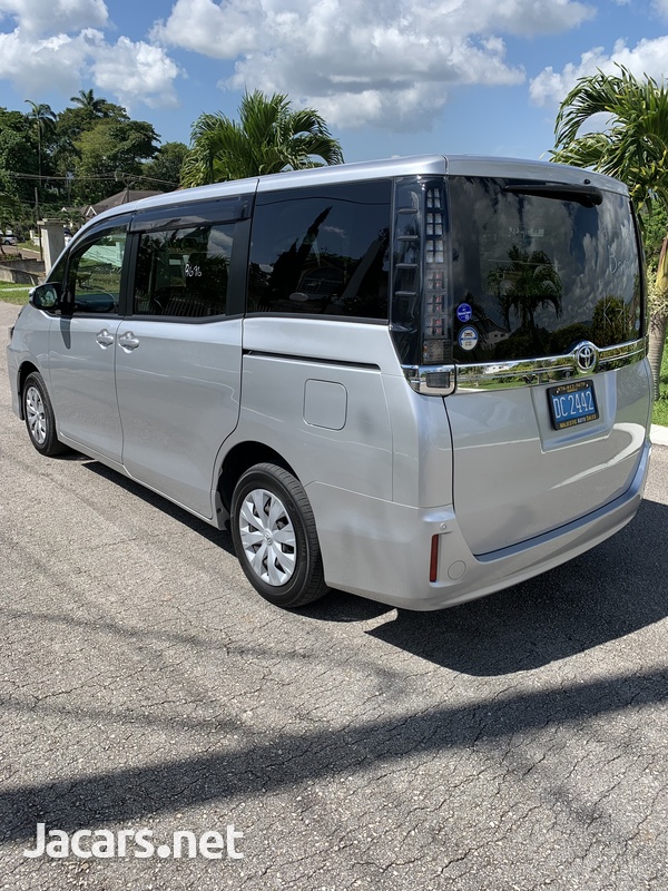 Toyota Voxy 2,0L 2016-4