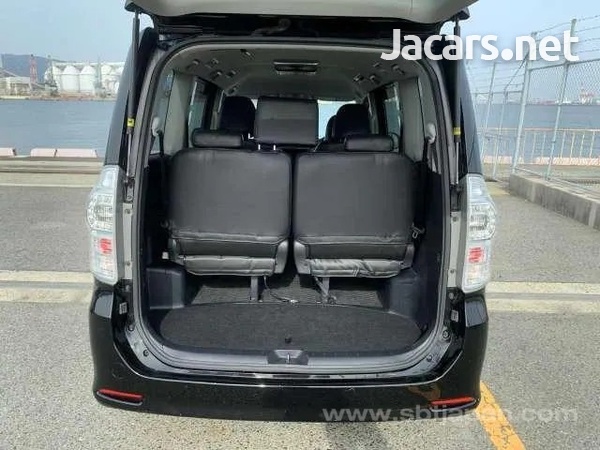 Toyota Voxy 2,0L 2013-9