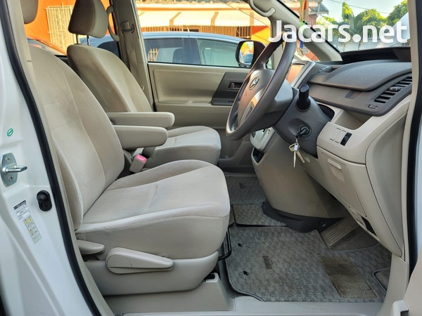 Toyota Noah 2,0L 2013