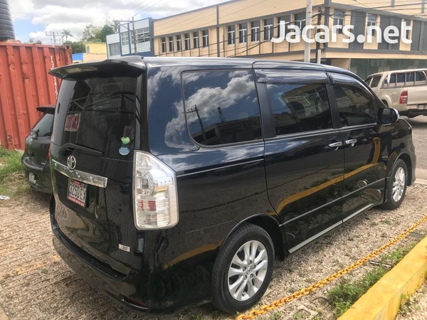 Toyota Voxy 2,0L 2012-4